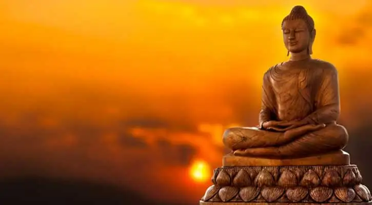 বুদ্ধের মূর্তি সূর্যোদয়ের সময়, শান্তিপূর্ণ পরিবেশে ধ্যানরত. Channel i News - চ্যানেল আই নিউজ