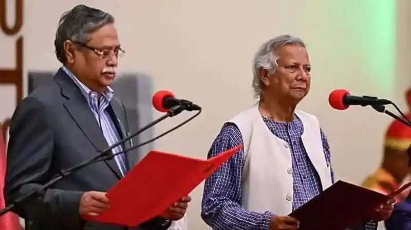 অফিসে কর্মরত বিভিন্ন কর্মকর্তা ও কর্মচারীদের কাজের দৃশ্য. Channel i News - চ্যানেল আই নিউজ