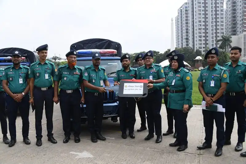 ৫০টি গাড়ি ১০ থানায় হস্তান্তর, পুলিশ সদস্যরা উপস্থিত. Channel i News - চ্যানেল আই নিউজ