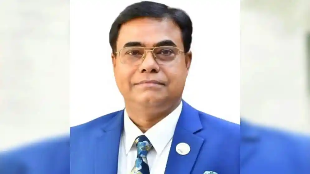 সাবেক সচিব জাহাঙ্গীর আলমের ছবি, পেশাদার পোশাক পরা পুরুষ. Channel i News - চ্যানেল আই নিউজ