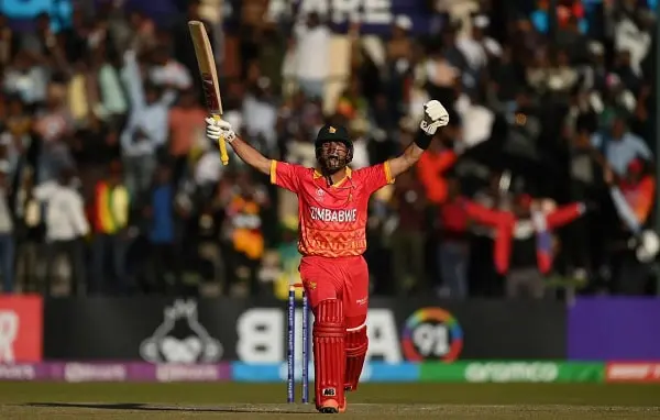 জিম্বাবুয়ে ক্রিকেটার টি-টোয়েন্টি বিশ্বরেকর্ডের জন্য উদযাপন করছেন. Channel i News - চ্যানেল আই নিউজ