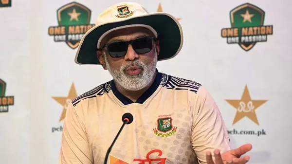 হাথুরুসিংহে সাংবাদিকদের প্রশ্নের উত্তর দিচ্ছেন. Channel i News - চ্যানেল আই নিউজ