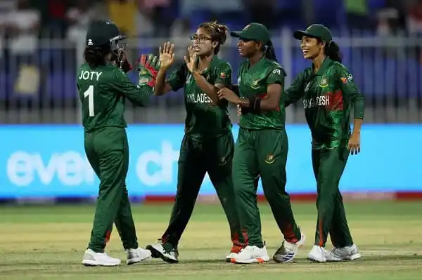 বাংলাদেশ নারী ক্রিকেট দলের খেলোয়াড়রা উল্লাস করছে. Channel i News - চ্যানেল আই নিউজ