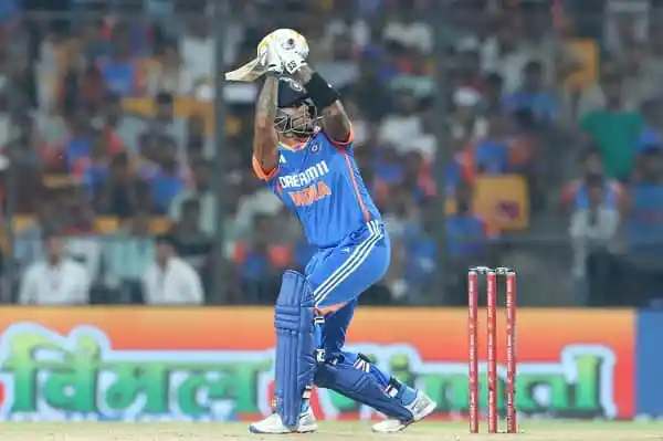 ক্রিকেটার ব্যাটিং করছেন, দর্শকরা মাঠে উপভোগ করছেন. Channel i News - চ্যানেল আই নিউজ