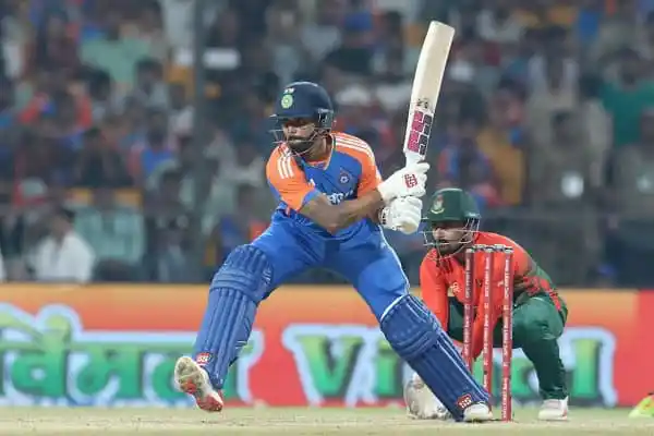 বাংলাদেশ ও ভারতের ক্রিকেট খেলোয়াড়রা মাঠে প্রতিদ্বন্দ্বিতা করছে. Channel i News - চ্যানেল আই নিউজ