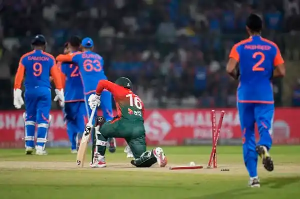 বাংলাদেশ-ভারত টি-টোয়েন্টি ক্রিকেট ম্যাচের দৃশ্য, খেলোয়াড়রা মাঠে ব্যাটিং ও ফিল্ডিং করছে. Channel i News - চ্যানেল আই নিউজ