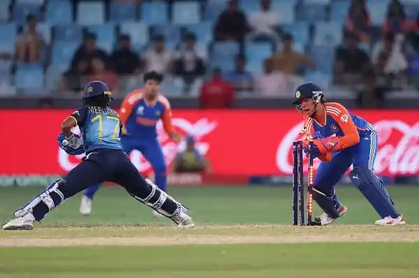 শ্রীলঙ্কার ব্যাটসম্যানের ব্যাটিং দৃশ্য, বাংলাদেশি ফিল্ডার ডিফেন্স করছে. Channel i News - চ্যানেল আই নিউজ