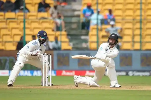 নিউজ ক্রিকেট ম্যাচে ব্যাটসম্যান ও উইকেটরক্ষক খেলোয়াড়রা. Channel i News - চ্যানেল আই নিউজ