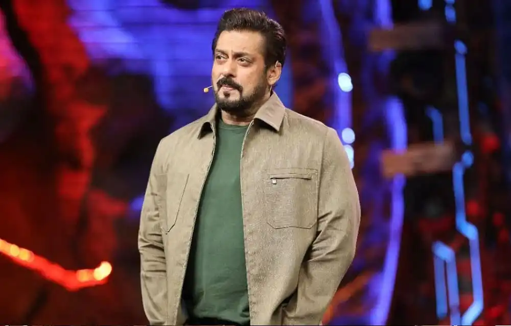 সালমান খান স্টেজে দাঁড়িয়ে, দর্শকদের সামনে বক্তব্য দিচ্ছেন. Channel i News - চ্যানেল আই নিউজ