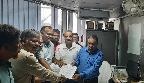 অফিসে একত্রিত হয়ে ইমরোজের অপসারণের জন্য দাবি জানাচ্ছেন কর্মীরা. Channel i News - চ্যানেল আই নিউজ