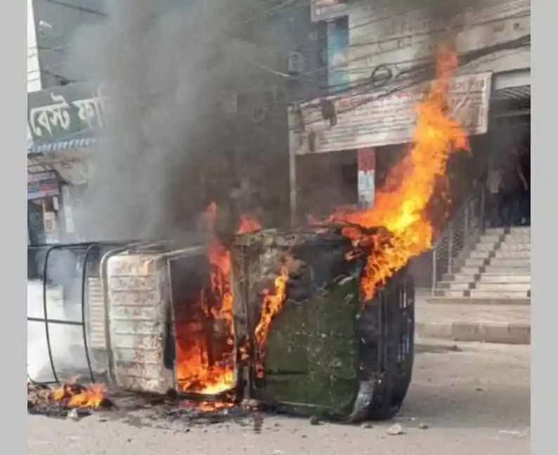 রাজধানীতে পোশাক শ্রমিকদের বিক্ষোভে গাড়ি আগুনে পুড়ে গেছে. Channel i News - চ্যানেল আই নিউজ
