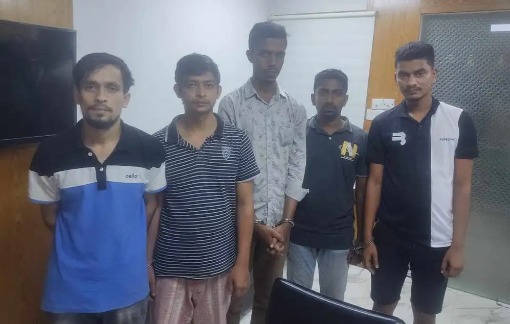 ছাত্রলীগের ৫ কর্মী গ্রেপ্তার, ছাত্র-জনতার ওপর হামলার অভিযোগ. Channel i News - চ্যানেল আই নিউজ