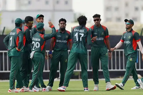 বাংলাদেশ ক্রিকেট দল মাঠে, খেলোয়াড়রা একে অপরের সাথে শুভেচ্ছা বিনিময় করছে. Channel i News - চ্যানেল আই নিউজ