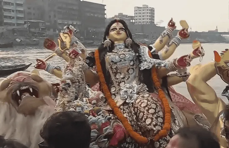 শারদীয় দুর্গোৎসবের প্রতিমা বিসর্জনের দৃশ্য, নদীতে প্রতিমা ভাসছে. Channel i News - চ্যানেল আই নিউজ