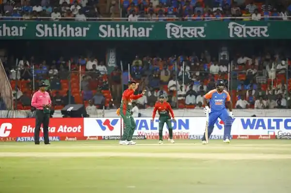 বাংলাদেশের ক্রিকেটাররা ব্যাটিং করছে, দর্শকরা স্টেডিয়ামে উপভোগ করছে. Channel i News - চ্যানেল আই নিউজ