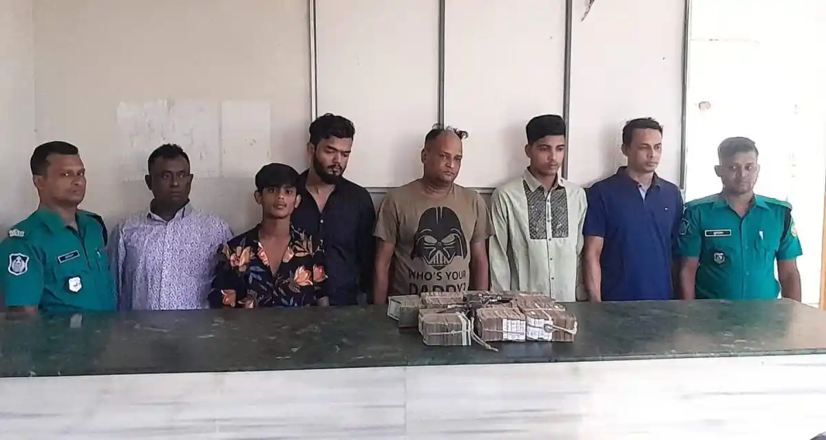 অভিযুক্তদের সঙ্গে পুলিশ সদস্যরা, টাকা জব্দের ছবি. Channel i News - চ্যানেল আই নিউজ
