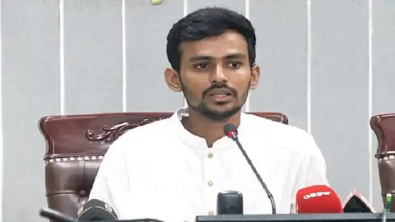 উপদেষ্টা আসিফ সরকারি চাকরিতে যোগদানের বিষয়ে মন্তব্য করছেন. Channel i News - চ্যানেল আই নিউজ