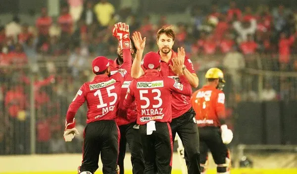 বিপিএল খেলোয়াড়রা মাঠে একে অপরের সাথে শুভেচ্ছা বিনিময় করছে. Channel i News - চ্যানেল আই নিউজ