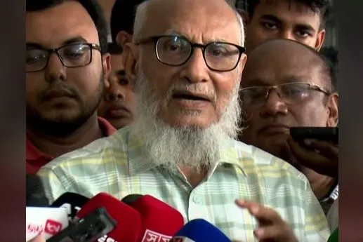 বয়স্ক ব্যক্তি সাংবাদিকদের সঙ্গে কথা বলছেন, বেশ কয়েকজন উপস্থিত।. Channel i News - চ্যানেল আই নিউজ