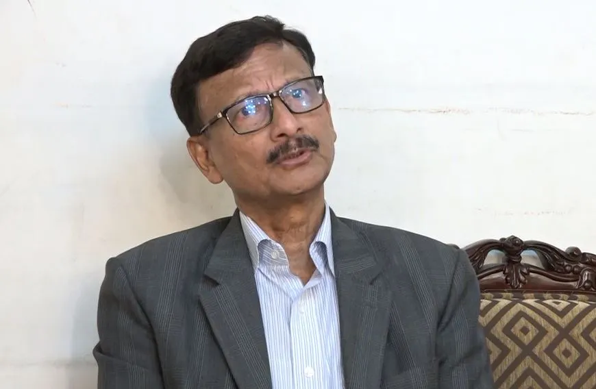 পররাষ্ট্র উপদেষ্টার সাক্ষাৎকারে মনোযোগী একজন ব্যক্তি. Channel i News - চ্যানেল আই নিউজ