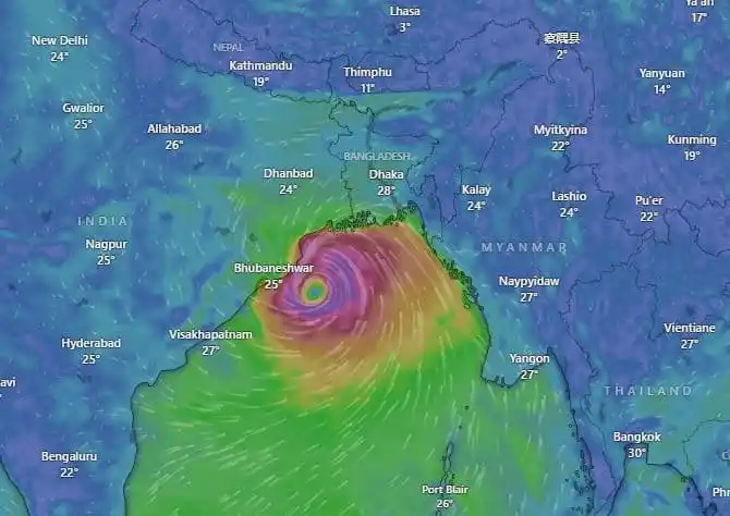 ঘূর্ণিঝড় ডানা বাংলাদেশের উপকূলে আছড়ে পড়ছে, শক্তিশালী ঝড়ের চিত্র।. Channel i News - চ্যানেল আই নিউজ