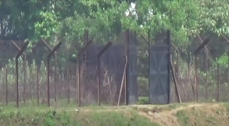 বর্ডার ফেন্সিং ও তারের জাল দিয়ে সীমান্তের নিরাপত্তা ব্যবস্থা।. Channel i News - চ্যানেল আই নিউজ
