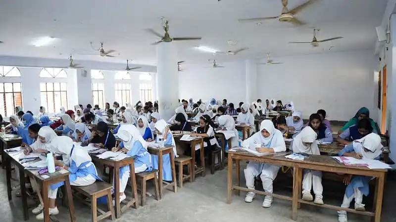 ঢাকার দ্য স্কলারস ফোরাম বৃত্তি পরীক্ষার জন্য শিক্ষার্থীরা পরীক্ষা দিচ্ছে. Channel i News - চ্যানেল আই নিউজ