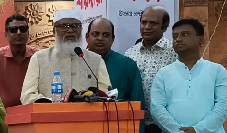 প্রধান বক্তা ও ধর্মীয় উপদেষ্টার সঙ্গে অন্যান্য ব্যক্তিরা উপস্থিত. Channel i News - চ্যানেল আই নিউজ