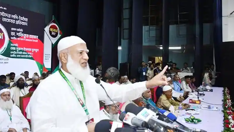 জামায়াতের আমির বক্তৃতা দিচ্ছেন, পেছনে সমর্থকরা উপস্থিত. Channel i News - চ্যানেল আই নিউজ