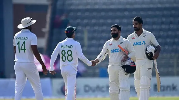 বাংলাদেশ ক্রিকেটার হাসান মুরাদ ও সাকিব আল হাসান শুভেচ্ছা বিনিময় করছেন. Channel i News - চ্যানেল আই নিউজ
