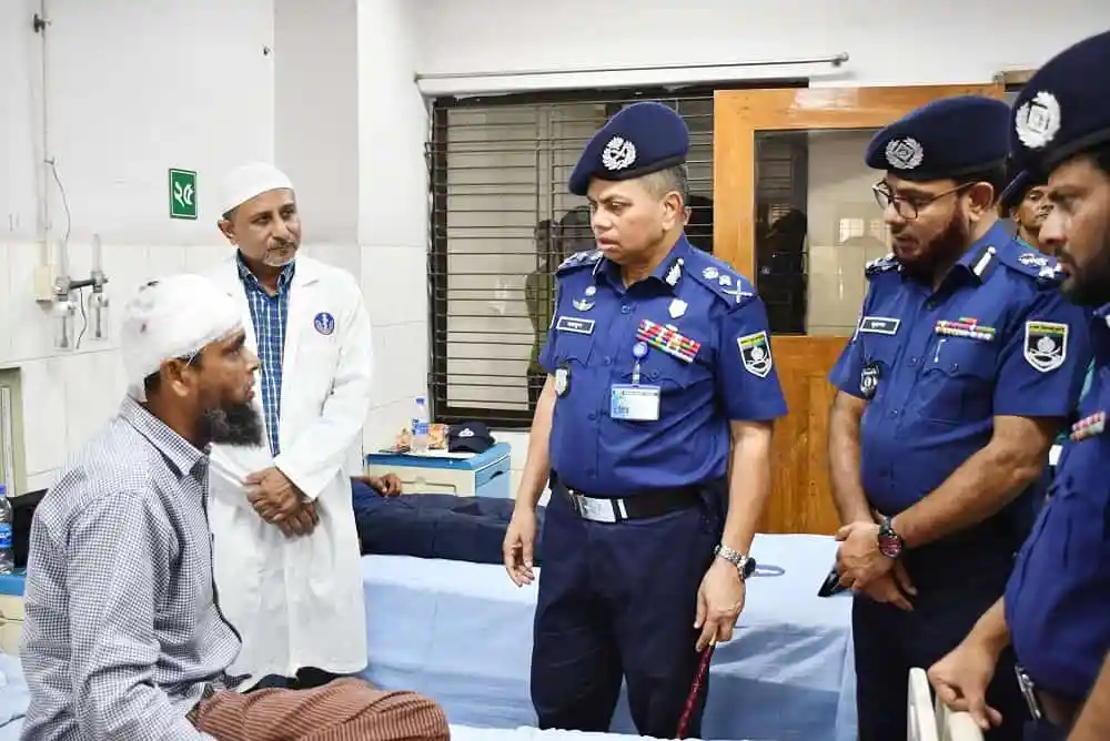 আহত পুলিশ সদস্যদের দেখতে রাজারবাগ হাসপাতালে আইজিপি. Channel i News - চ্যানেল আই নিউজ