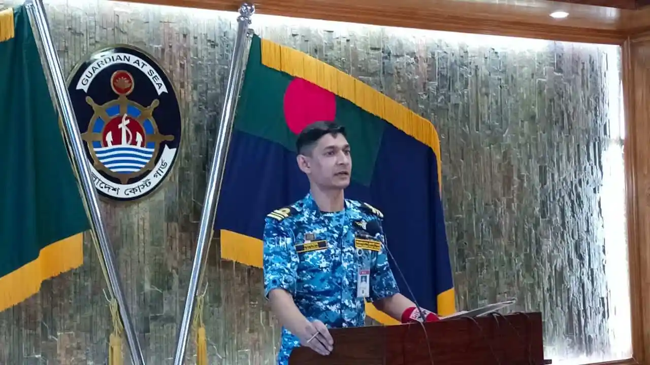 কোস্টগার্ডের কর্মকর্তা উপকূলীয় নিরাপত্তা বিষয়ক বক্তব্য দিচ্ছেন. Channel i News - চ্যানেল আই নিউজ