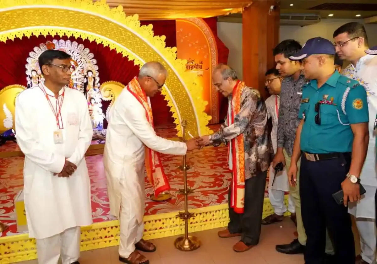 দুর্গাপূজা উদযাপন অনুষ্ঠানে স্বরাষ্ট্র উপদেষ্টা ও অতিথিরা অংশগ্রহণ করছেন. Channel i News - চ্যানেল আই নিউজ