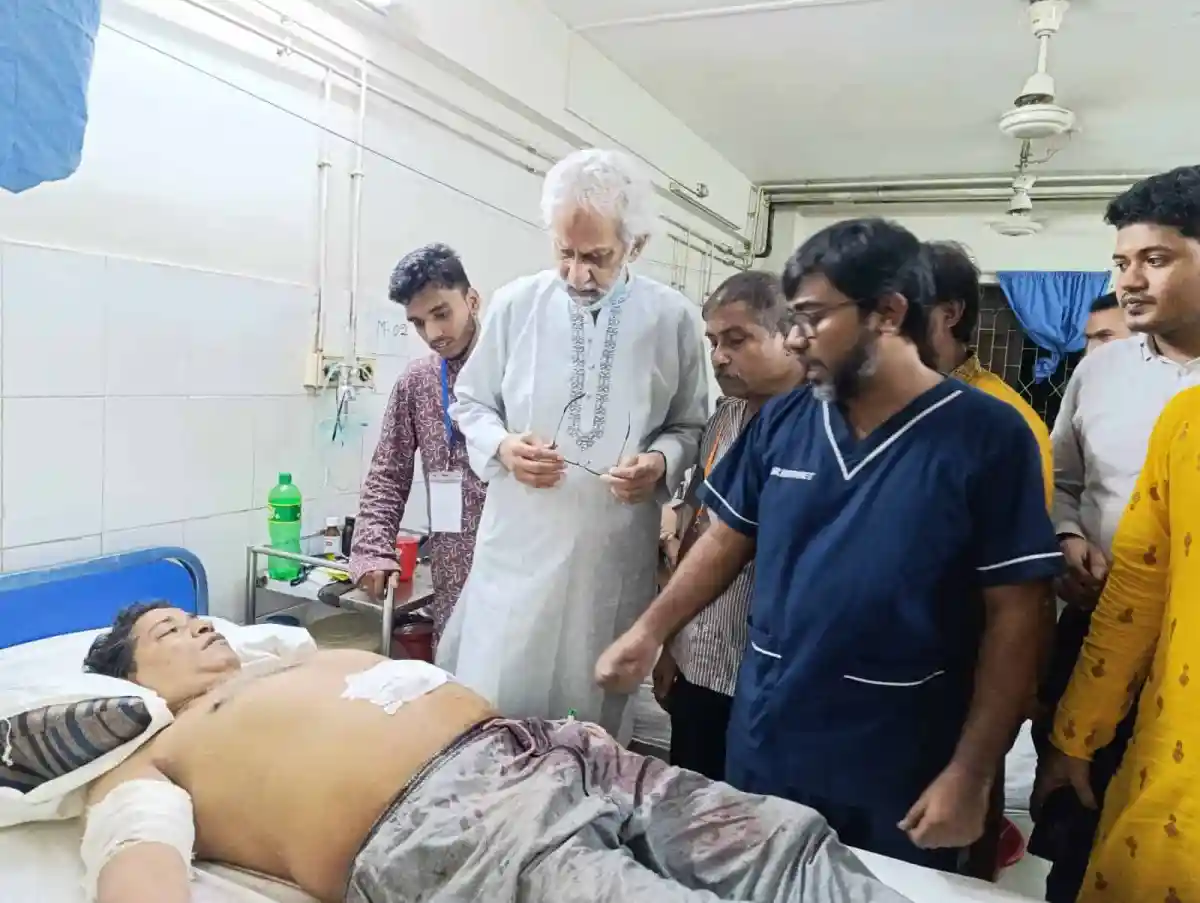 স্থানীয় সরকার উপদেষ্টা আহতদের দেখতে হাসপাতালে যান. Channel i News - চ্যানেল আই নিউজ