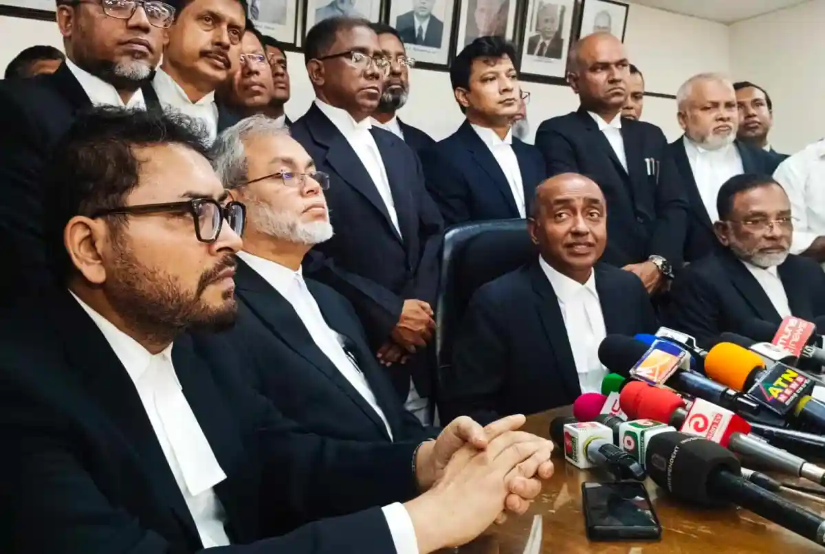 বিচারবিভাগের প্রতিনিধিরা সাংবাদিকদের সামনে বক্তব্য দিচ্ছেন. Channel i News - চ্যানেল আই নিউজ