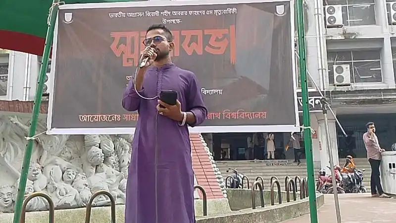 জনসম্মুখে বক্তা ভাষণ দিচ্ছেন, প্রতিবাদী আন্দোলনের অংশ. Channel i News - চ্যানেল আই নিউজ