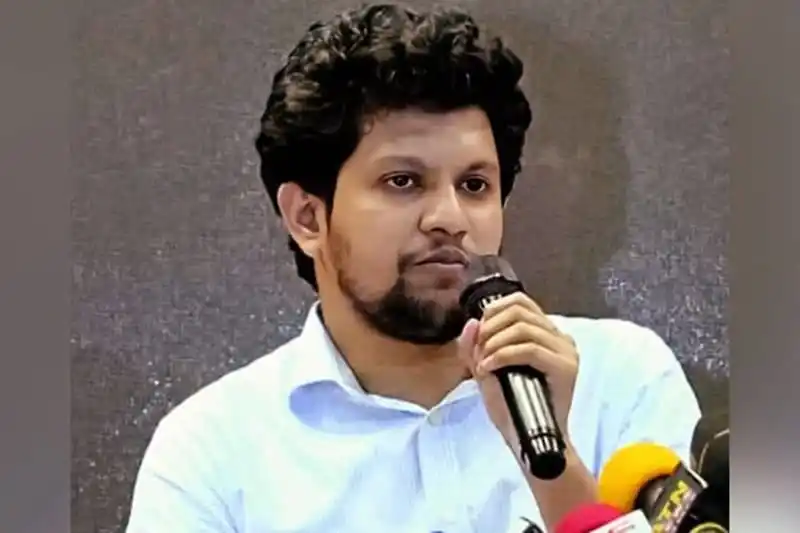 মাহফুজ আলম বক্তৃতা দিচ্ছেন, পেছনে সংবাদমাধ্যমের ক্যামেরা. Channel i News - চ্যানেল আই নিউজ