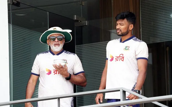 বাংলাদেশ ক্রিকেট দলের দুই খেলোয়াড়ের ছবি, একজন বৃদ্ধ ও একজন যুবক. Channel i News - চ্যানেল আই নিউজ