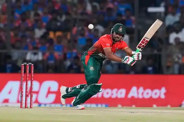 বাংলাদেশি ক্রিকেটার ব্যাটিং করছেন, মাঠে খেলছেন।. Channel i News - চ্যানেল আই নিউজ