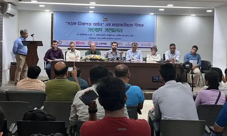 সড়ক নিরাপত্তা আইন নিয়ে সংবাদ সম্মেলনে বক্তারা আলোচনা করছেন. Channel i News - চ্যানেল আই নিউজ