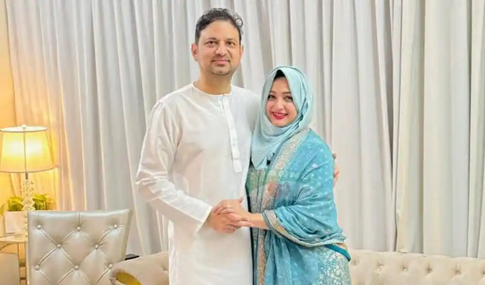 সুজানা ও তার স্বামী দম্পতি দোয়াতের সময় ছবি তুলেছেন. Channel i News - চ্যানেল আই নিউজ
