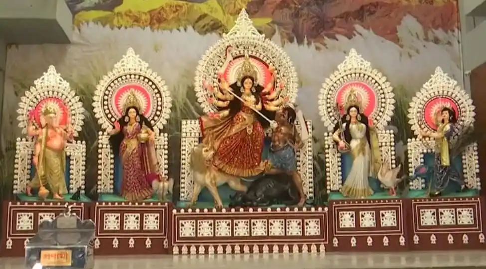 দুর্গাপূজা মণ্ডপে দেবী দুর্গার সুন্দর প্রতিমা সাজানো।. Channel i News - চ্যানেল আই নিউজ