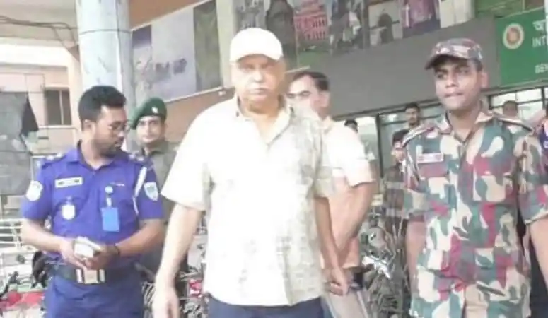 বেনাপোল চেকপোস্টে আওয়ামী লীগ নেতা আটক, নিরাপত্তা বাহিনী তল্লাশি চালাচ্ছে. Channel i News - চ্যানেল আই নিউজ