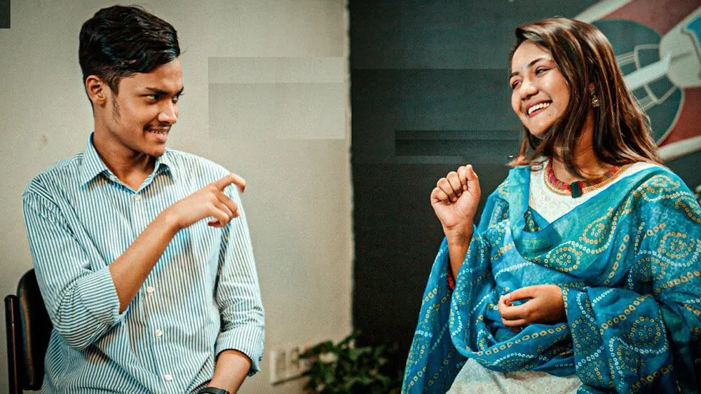 বাংলাদেশের দুই ব্যক্তি ইশারা ভাষায় আলোচনা করছে. Channel i News - চ্যানেল আই নিউজ