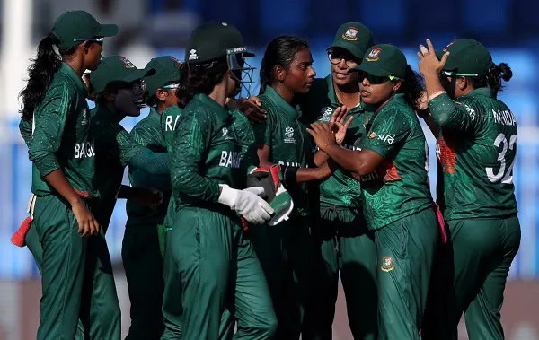 বাংলাদেশ নারী ক্রিকেট দলের খেলোয়াড়রা মাঠে একত্রিত হয়ে আলোচনা করছে. Channel i News - চ্যানেল আই নিউজ