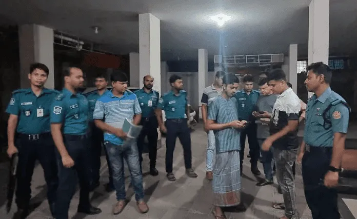 পুলিশের অভিযান চলাকালে বিএনপি নেতার বাসার সামনে আইনশৃঙ্খলা বাহিনী. Channel i News - চ্যানেল আই নিউজ