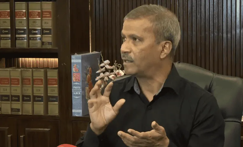 প্রধান উপদেষ্টার সঙ্গে আলোচনা করছেন একজন ব্যক্তি. Channel i News - চ্যানেল আই নিউজ