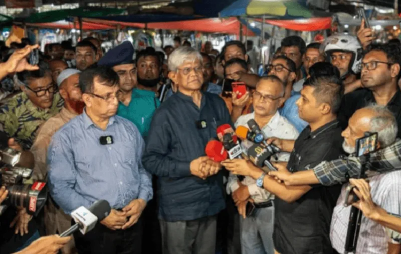 বাজার তদারকিতে বাণিজ্য উপদেষ্টা ও সাংবাদিকরা আলোচনা করছেন. Channel i News - চ্যানেল আই নিউজ