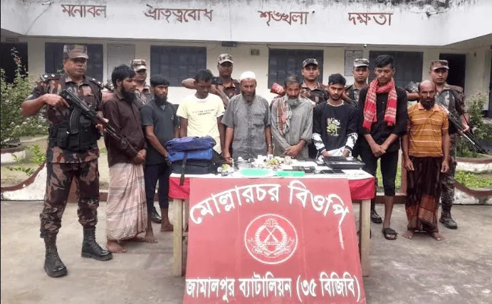রৌমারী সীমান্তে বিজিবির হাতে আটক ৮ ব্যক্তির ছবি. Channel i News - চ্যানেল আই নিউজ