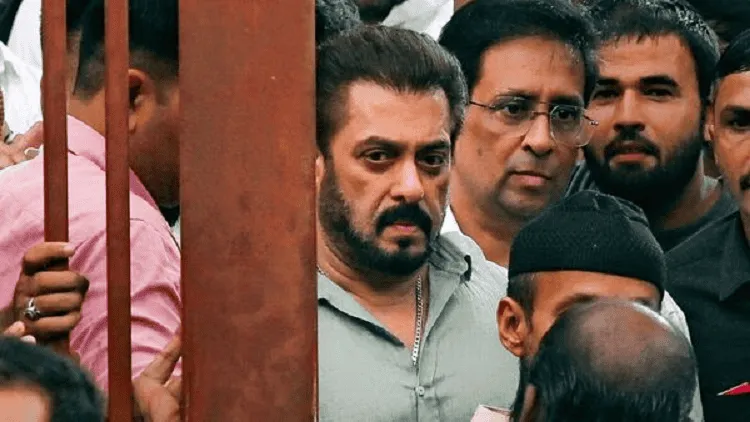 সালমানের সঙ্গে তার পরিবারের সদস্যরা দেখা যাচ্ছে. Channel i News - চ্যানেল আই নিউজ